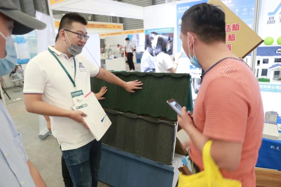 客戶經理向客戶介紹彩石金屬瓦 .jpg